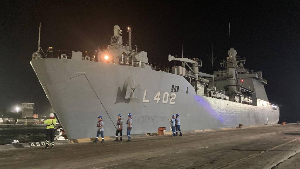 Lübnan'dan gelen ilk tahliye gemisi Mersin'e ulaştı...