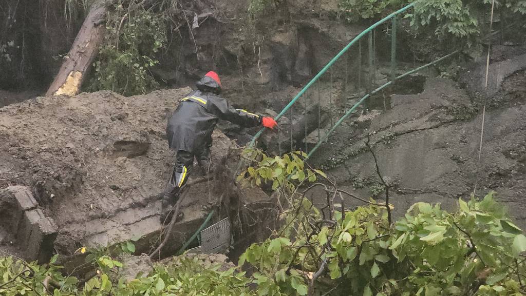 Zonguldak'ta yağış etkisini sürdürüyor! Mezarlıklarda heyelan meydana geldi, 4 ev tahliye edildi…