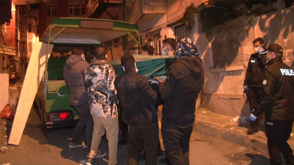 Beyoğlu’ndaki 4 katlı binadan anne ve bebeğinin cesedi çıktı 