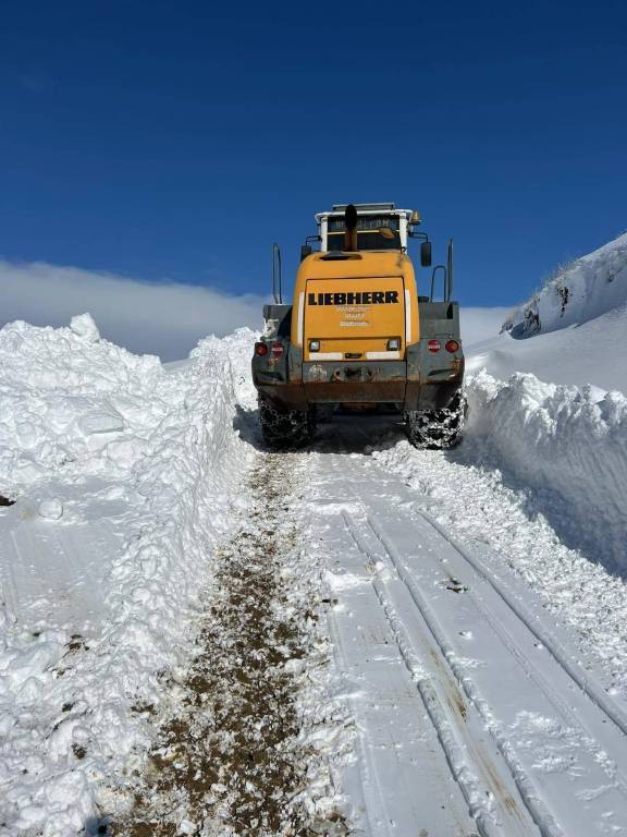 Hakkari'de kar kalınlığı bir metreyi buldu