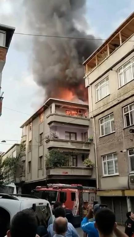İstanbul Esenler'de 4 katlı binada yangın: Ekipler müdahale ediyor