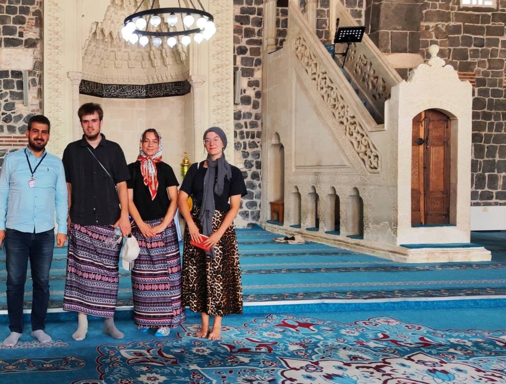 Bursa'dan sonra Diyarbakır Ulu Cami'de yabancı turistler etek giydi… Aralarında erkekler de var!