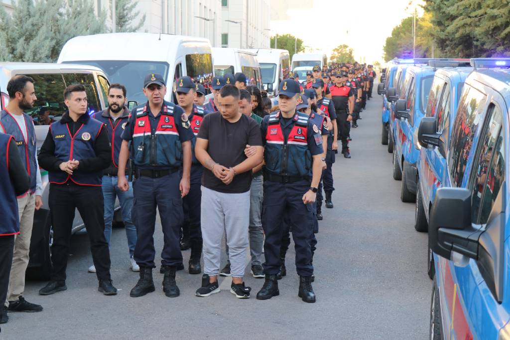 Talimatları yerine getirmeyene işkence vardı! Sahte ilanlarla 20 milyon lira vurgun yapan çeteyi JASAT çökertti… 