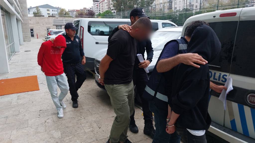 14 yaşındaki erkek çocuğuna etek giydirenler gözaltına alındı