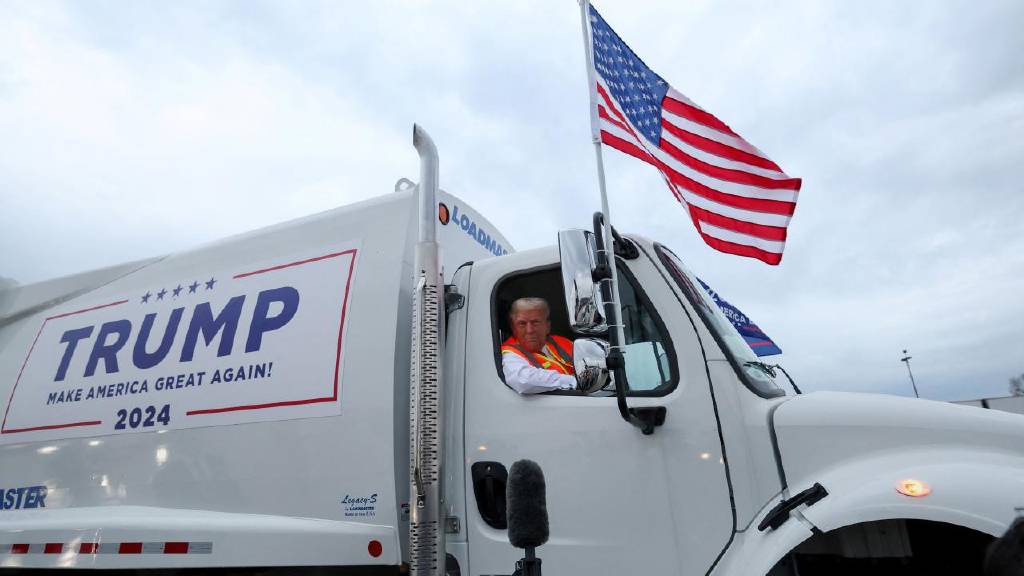 Trump'tan Biden'a çöp kamyonlu yanıt: "Bu kamyonu Kamala ve Joe Biden şerefine sürüyorum"