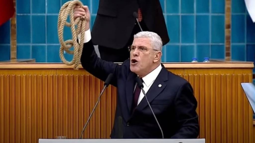Dervişoğlu'ndan Bahçeli'ye urganlı tepki! “Al şimdi bu ipi başının ucuna as” dedi, Bahçeli odasına asacağını bildirdi