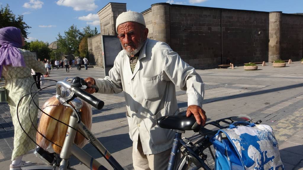 Bu dede emekliliğe karşı! 79 yaşında çalışıyor, günde 20 kilometre bisiklet sürüyor…