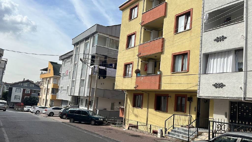 Karısını boynundan vurdu, ambulansı takip ederken yakalandı