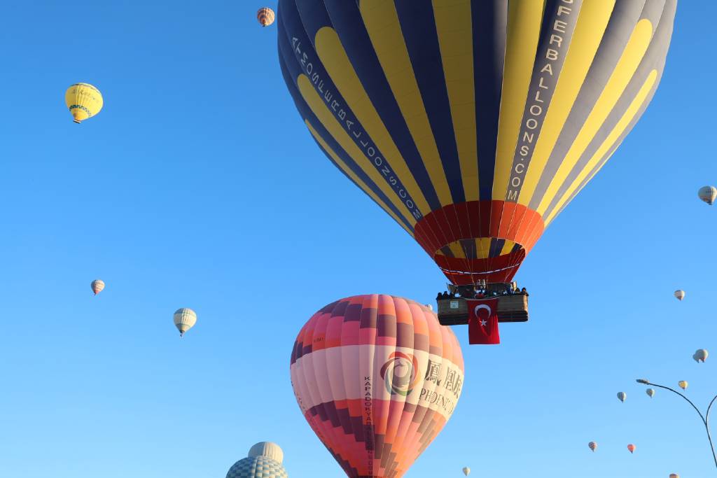 Kapadokya'da balonlar Türk Bayrakları ile havalandı