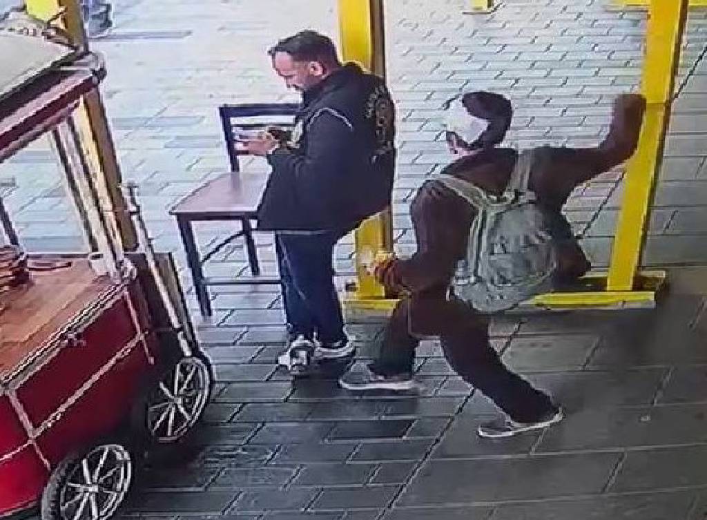 Her yer suç mahalli! İstiklal Caddesi’nde caninin biri polise arkadan yanaştı, ensesinden bıçakladı