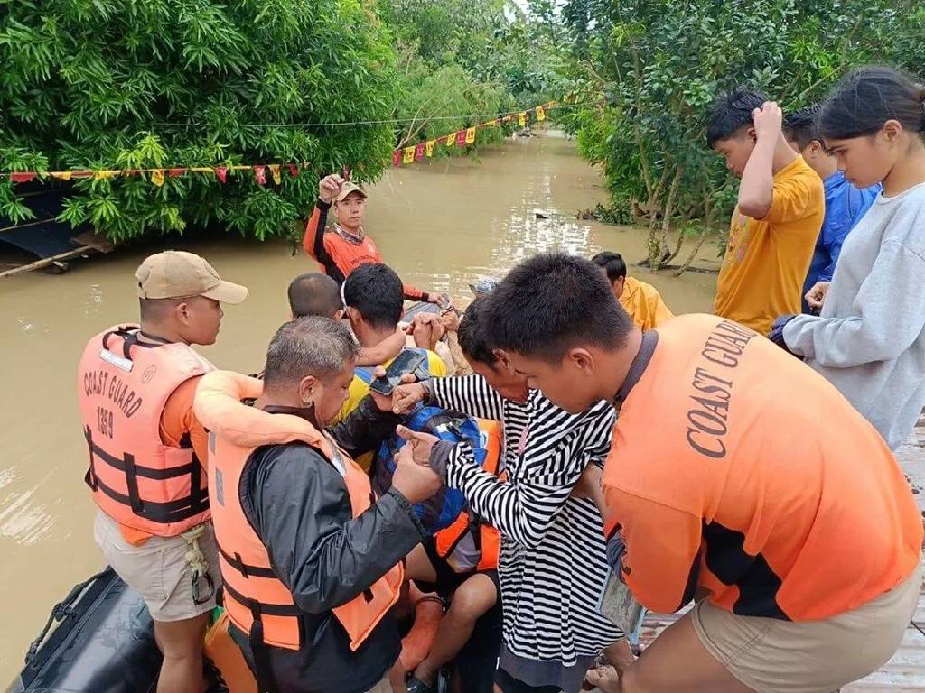 Filipinler'i fırtına vurdu: 14 kişi hayatını kaybetti
