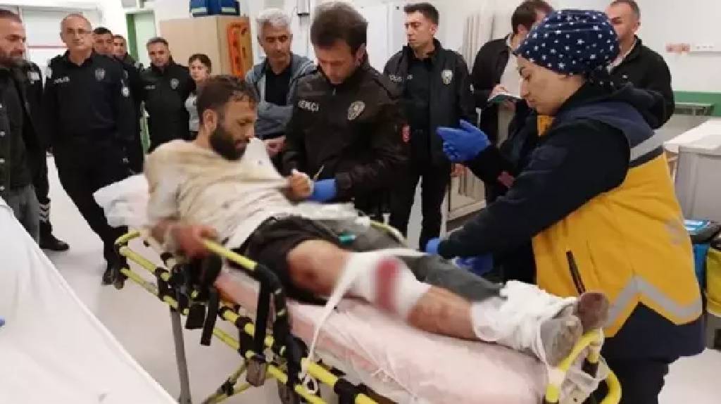 Polise bir saldırı daha! Komiseri bıçaklayan kişi vurularak etkisiz hale getirildi...