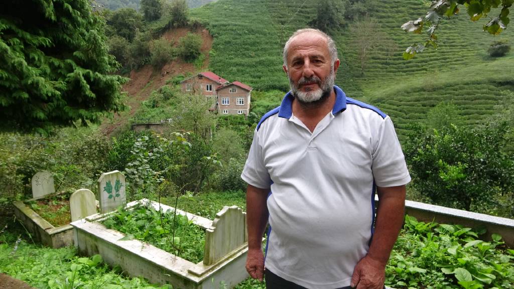 Trabzon’da örnek olmayacak komşuluk! Binlerce lira masraf yaptığını evine giremiyor… 