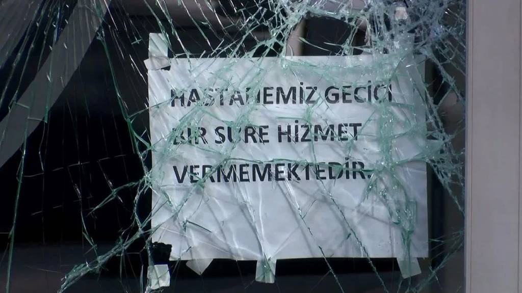 Yenidoğan Çetesi skandalında gerilim: Adı geçen hastane taşlandı, tabelalar indirildi!