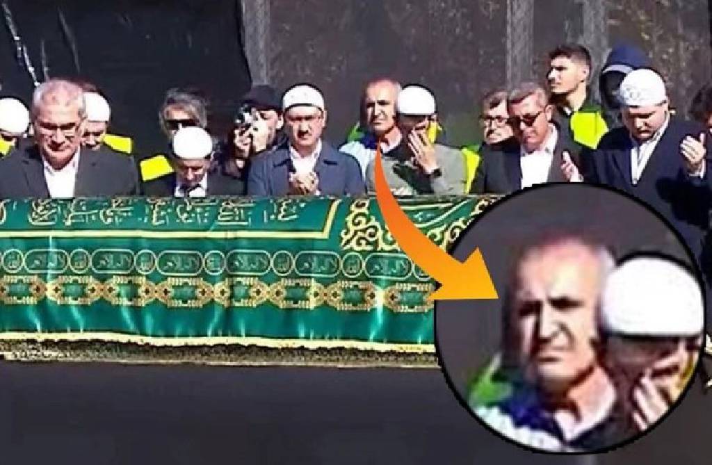 Cenazedeki kişi Adil Öksüz mü? Teröristbaşı Fethullah Gülen gömüldü, yüzünü gizlemeyen kişi deşifre oldu