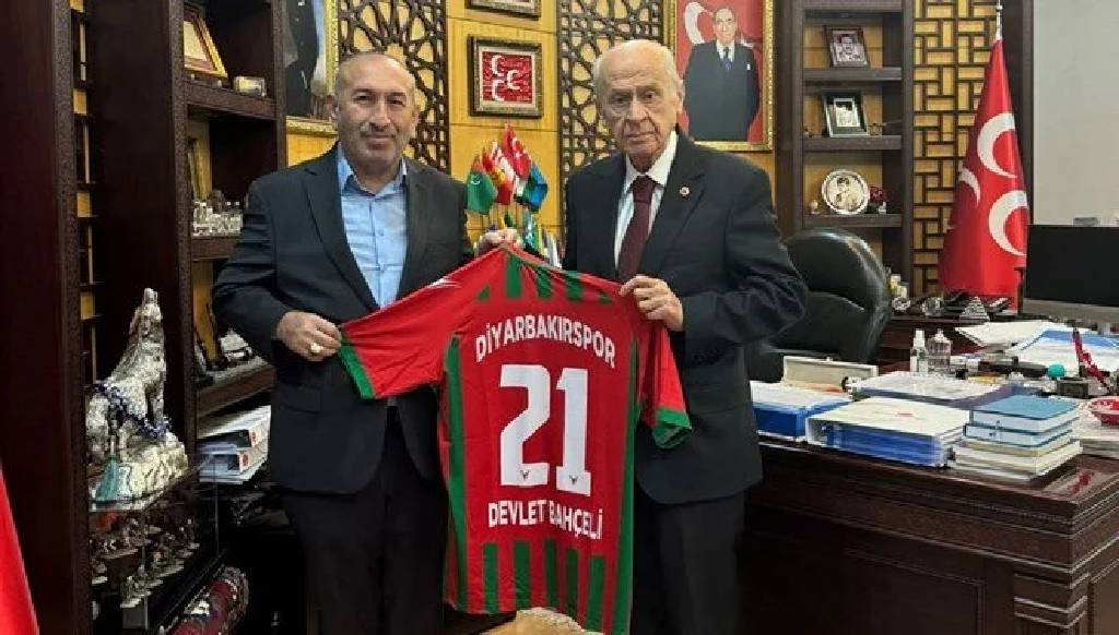 Diyarbakırspor’dan MHP’ye ziyaret: Bahçeli’ye özel forma hediye edildi