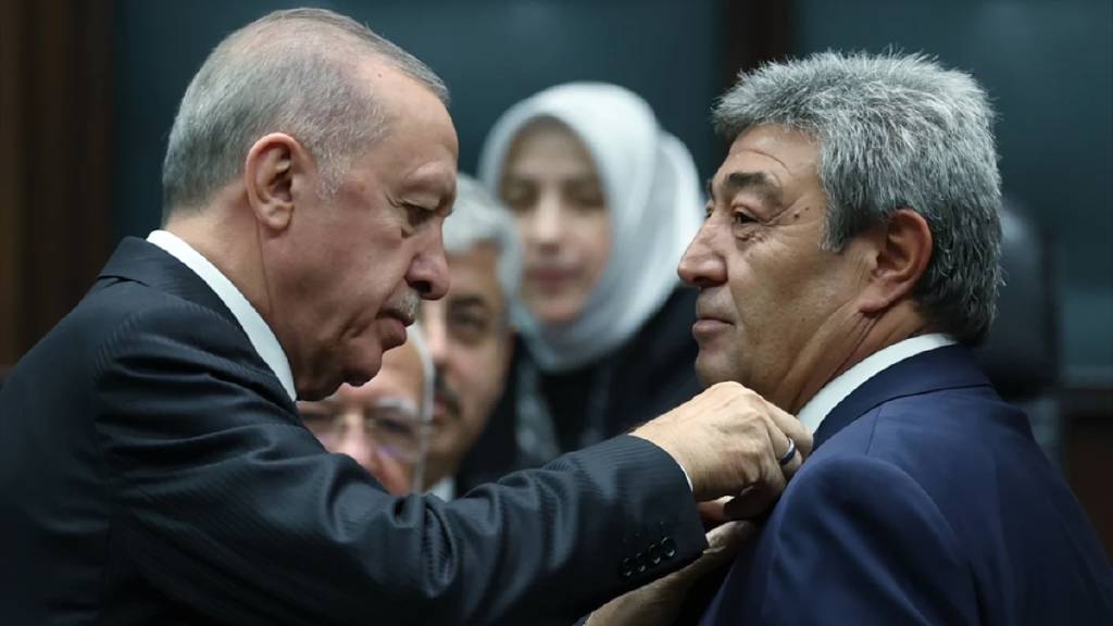 İYİ Parti'den istifa eden Dursun Ataş, AK Parti'ye katıldı