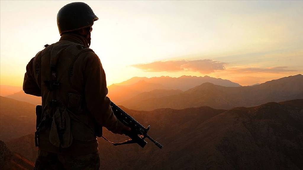 TSK'dan Suriye'nin kuzeyine nokta operasyon: 4 PKK'lı terörist etkisiz hale getirildi...
