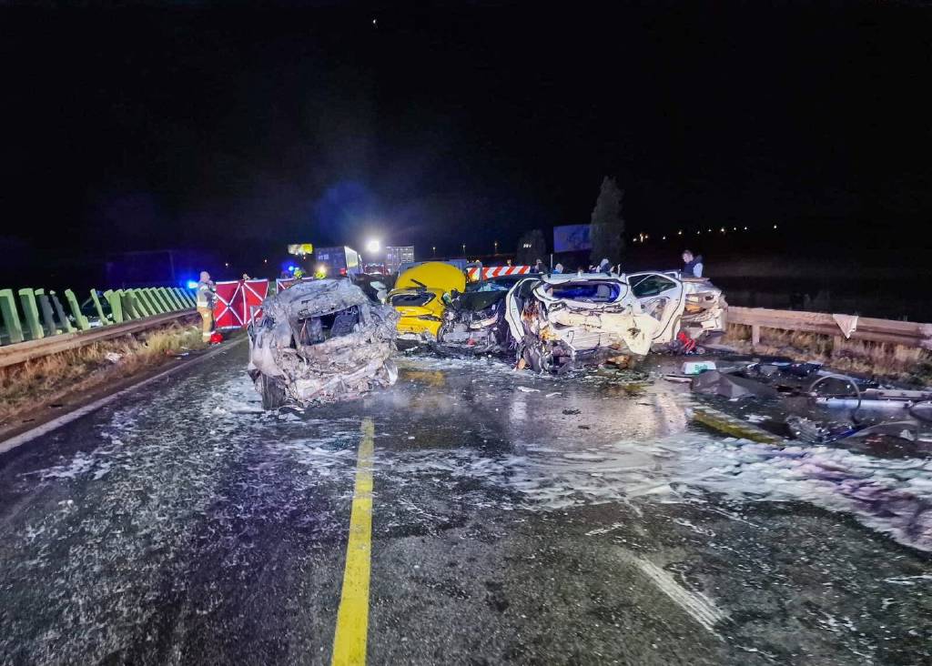 Polonya'da 21 araç birbirine girdi: 4 ölü, 15 yaralı