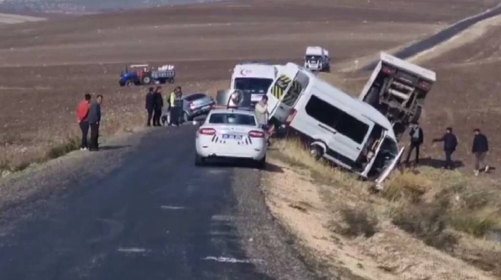 Diyarbakır'da öğretmen servisi kamyonetin altında kaldı: 12'si öğretmen 14 yaralı