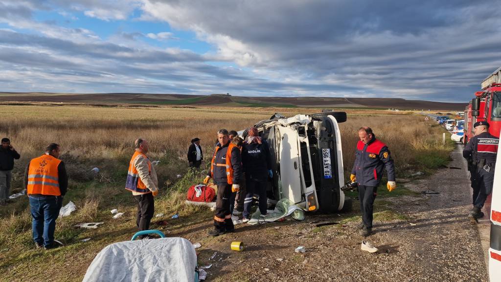 Çorum’da feci kaza! Tır ile işçi servisi çarpıştı: 1 ölü, 14 yaralı