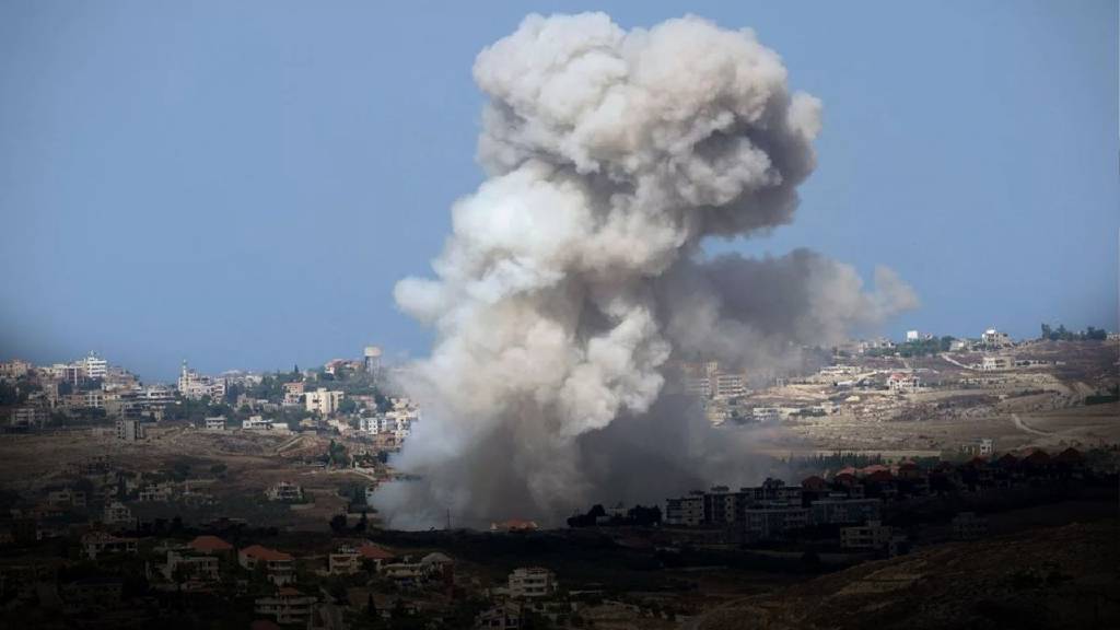 Lübnan'dan gelen roketlere İsrail'den misilleme: Hizbullah komutanı öldürüldü