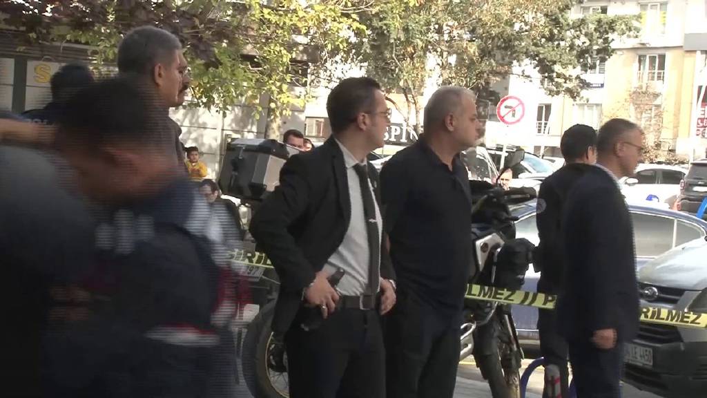 Savcı Yavuz Engin, "Benimle fotoğraf çektir" diyerek tehdit eden çete üyesi ile böyle fotoğraf çektirdi!