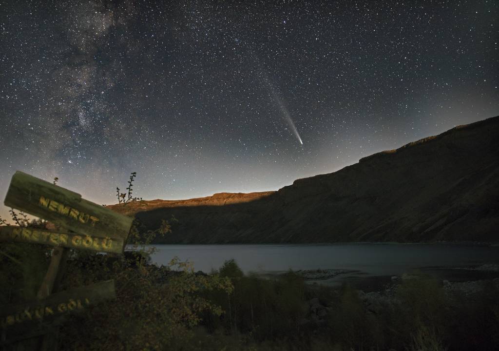 Nemrut Krater Gölü’nde Atlas kuyruklu yıldızı görüntülendi