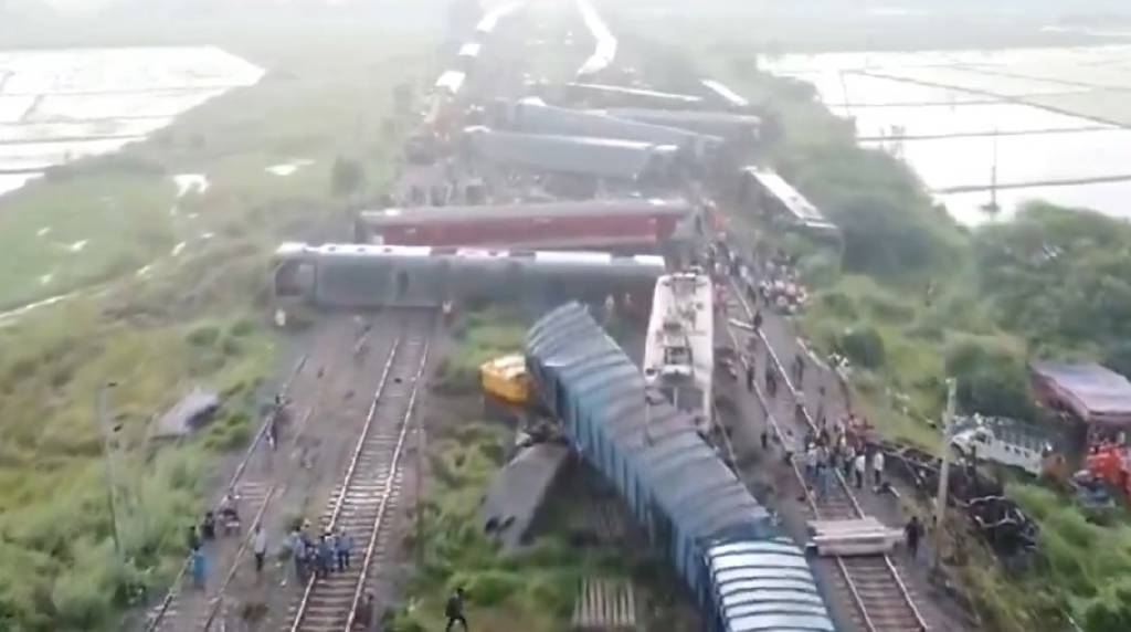 Hindistan'da tren kazası! Vagonlar havada uçuştu