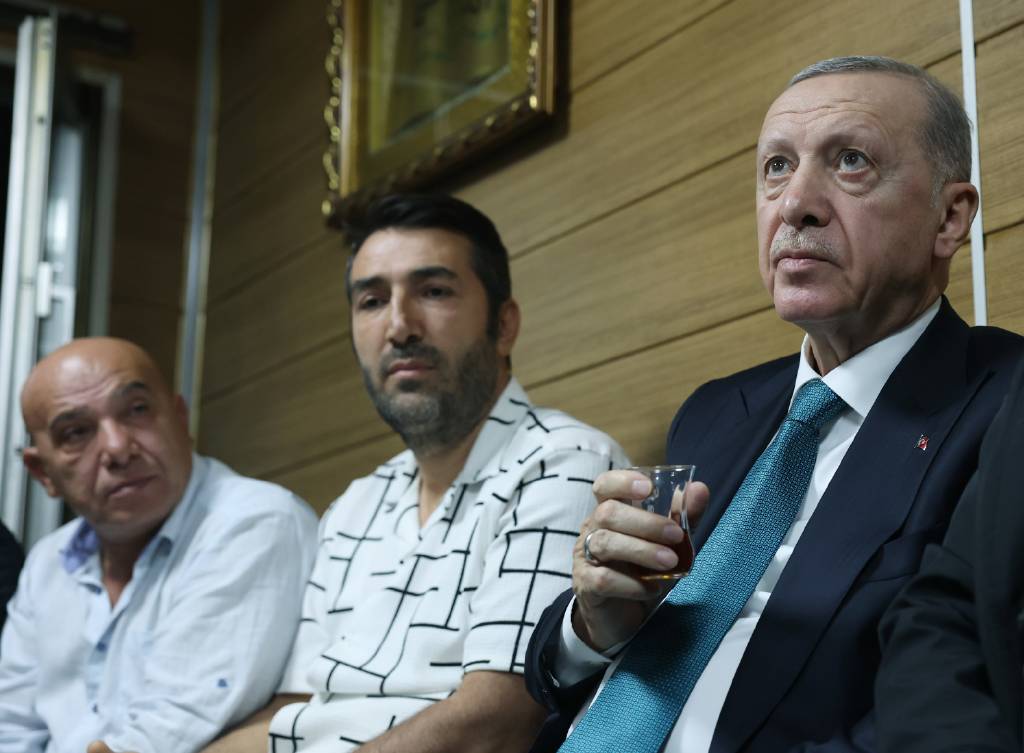 Erdoğan, Ankara'da taksi durağına gitti, taksicilerle çay içip sohbet etti