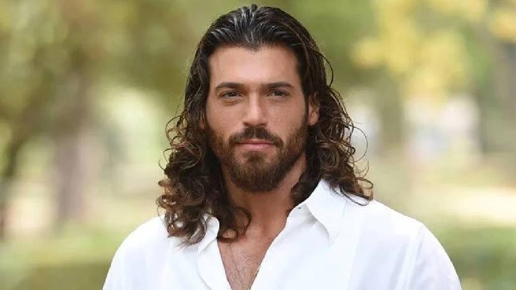 Can Yaman’a İspanya’dan Uluslararası En İyi Erkek Oyuncu Ödülü