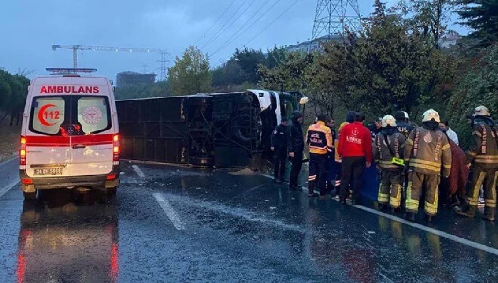 İstanbul'da yolcu otobüsü devrildi: İki kişi öldü, 15 kişi yaralandı