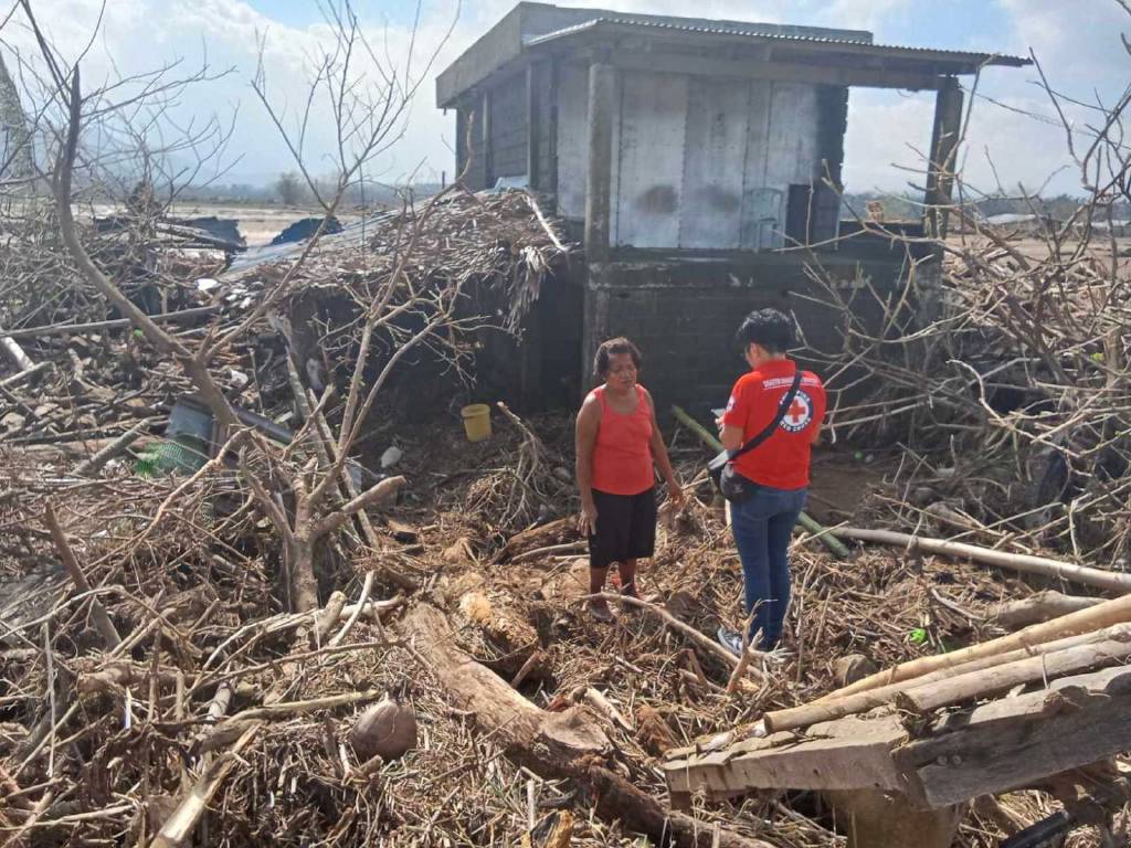 Filipinler'i Man-yi Tayfunu vurdu: 2 kişi yaralandı, 1.2 milyon kişi tahliye edildi