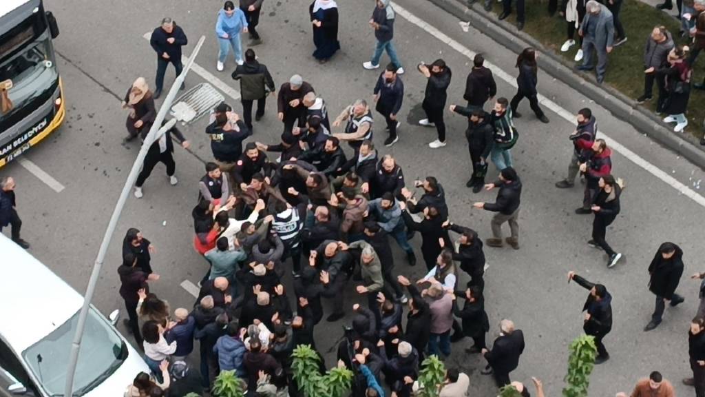 Batman'da belediye binasına girmeye çalışan gruba polisten müdahale: 75 gözaltı