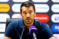 Van Bronckhorst'tan transfer sözleri: "Daha güçlü bir kadro..."