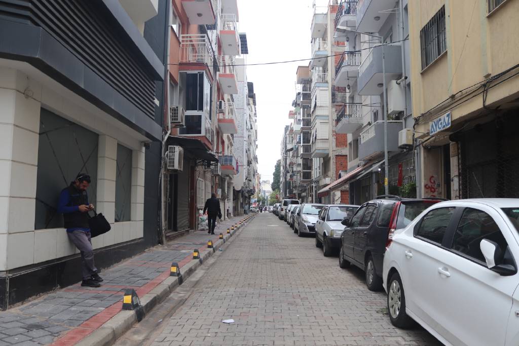 İzmir’de zehirlenmenin olduğu sokakta endişe sürüyor! Bazı aileler evlerine yerleşmedi...