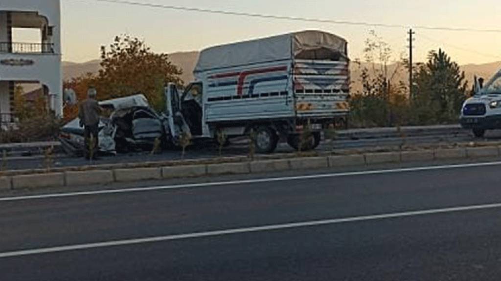 Elazığ’da feci kaza! Otomobil ile kamyonet çarpıştı