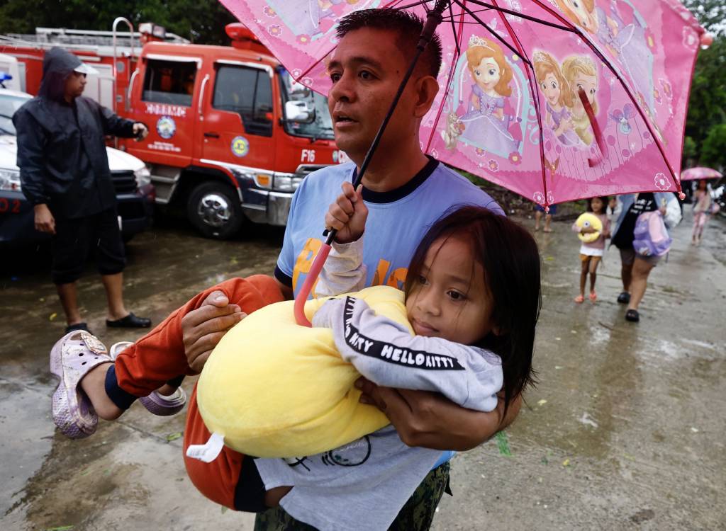 Filipinler'i tayfun vurdu: 2 bin 500 köye tahliye emri