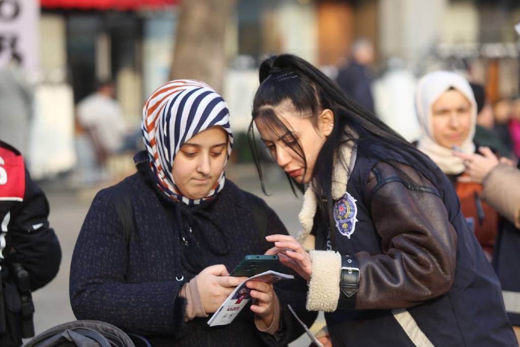 Bursa'da polisten alkışlanacak hareket! Kadınları tek tek durdurup o uygulamayı yüklettiler…