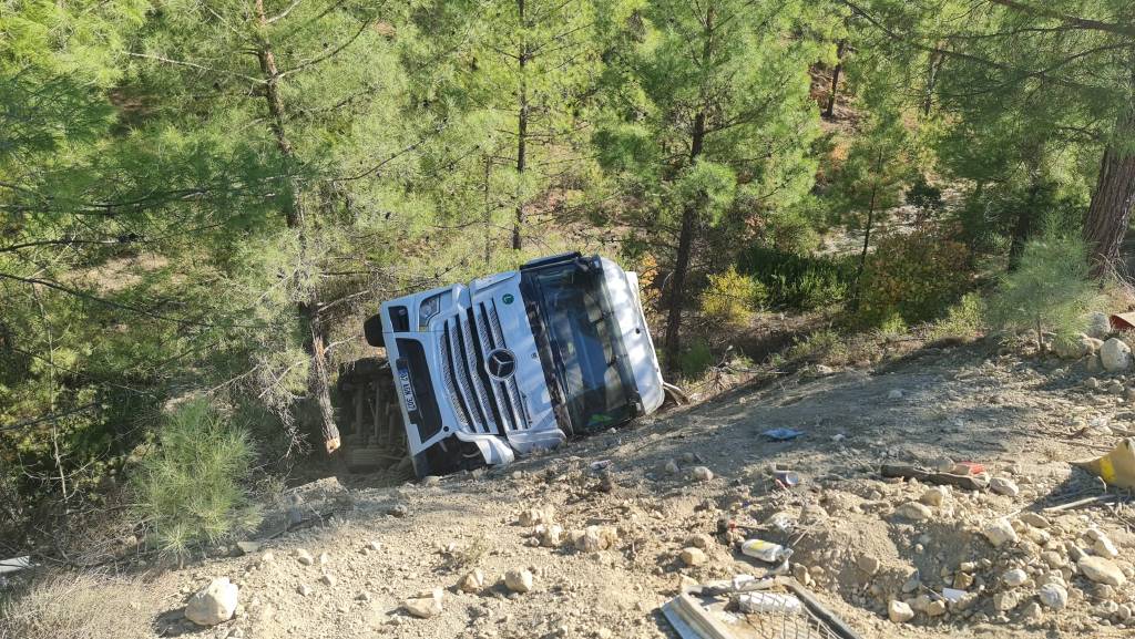 Antalya-Isparta kara yolunda feci kaza! 2 ölü, 6 ağır yaralı…