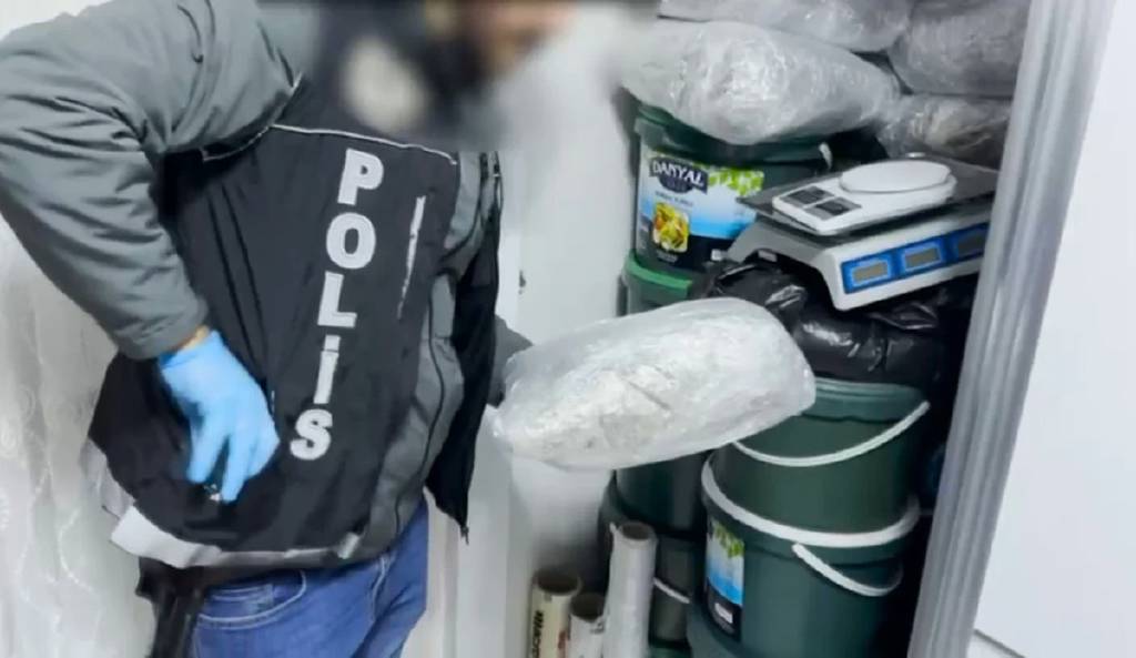 Batman'da zeytin kutularından uyuşturucu çıktı