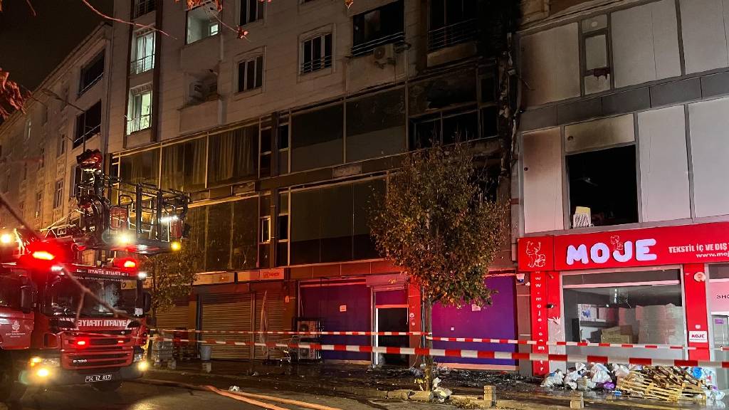 İstanbul'da tekstil atölyesinde yangın! Bir kişiye dakikalarca kalp masajı yapıldı...