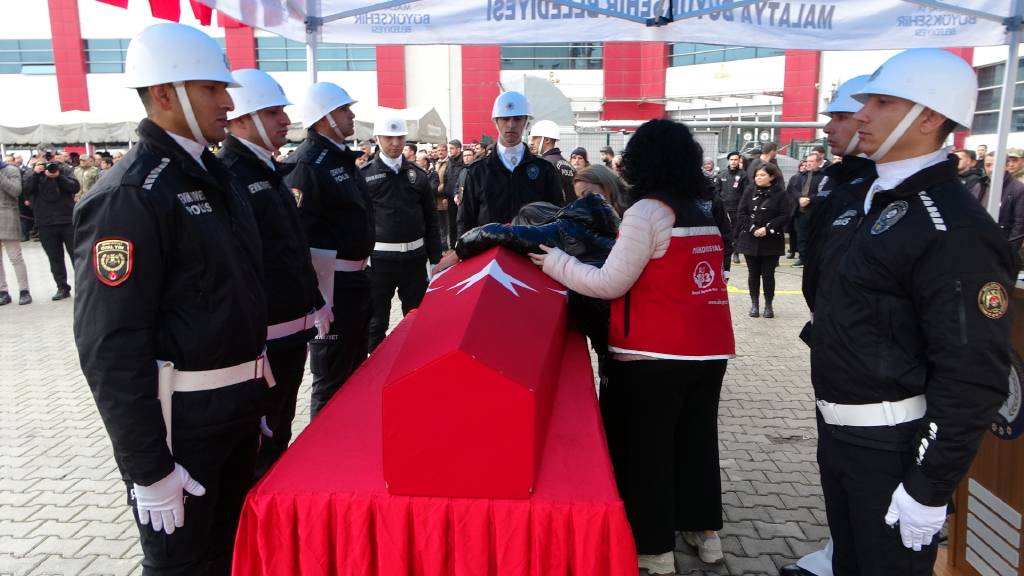 Tırın altında kalmıştı! Malatya'daki kazada şehit olan polis memuru için tören düzenlendi…