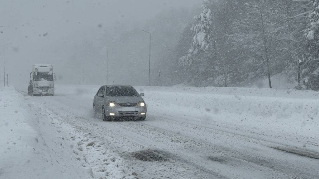 Bolu Dağı'nda kar yağışı etkili oluyor: Kar kalınlığı 75 santimetreyi aştı