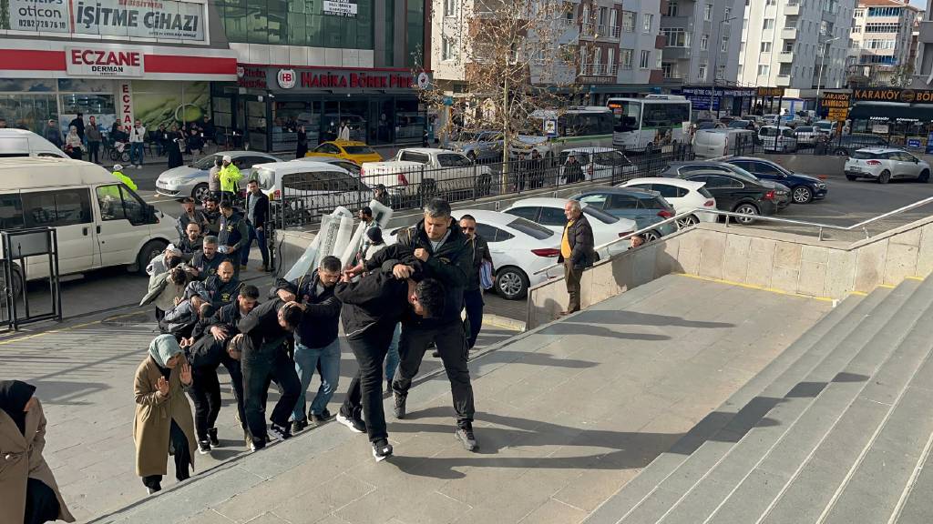 Polis kılığına giren çete, 25 milyon liralık vurgun yaptı