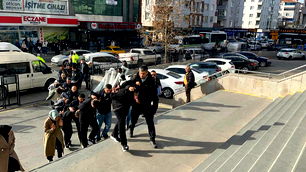 Polis kılığına giren çete, 25 milyon liralık vurgun yaptı