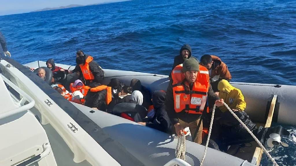 Balıkesir'de ölüme terk edilen 18 düzensiz göçmen kurtarıldı