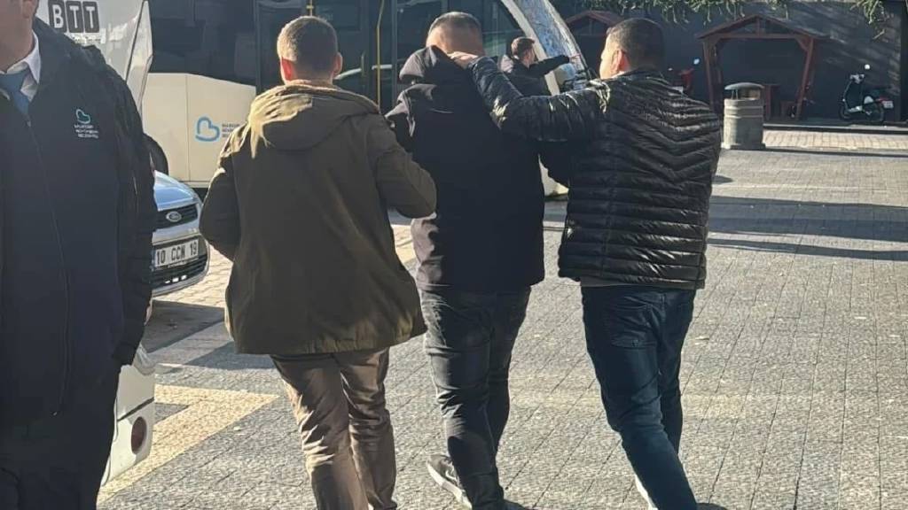 Balıkesir'de "askere gidiyoruz" diyerek vatandaşları dolandırdılar