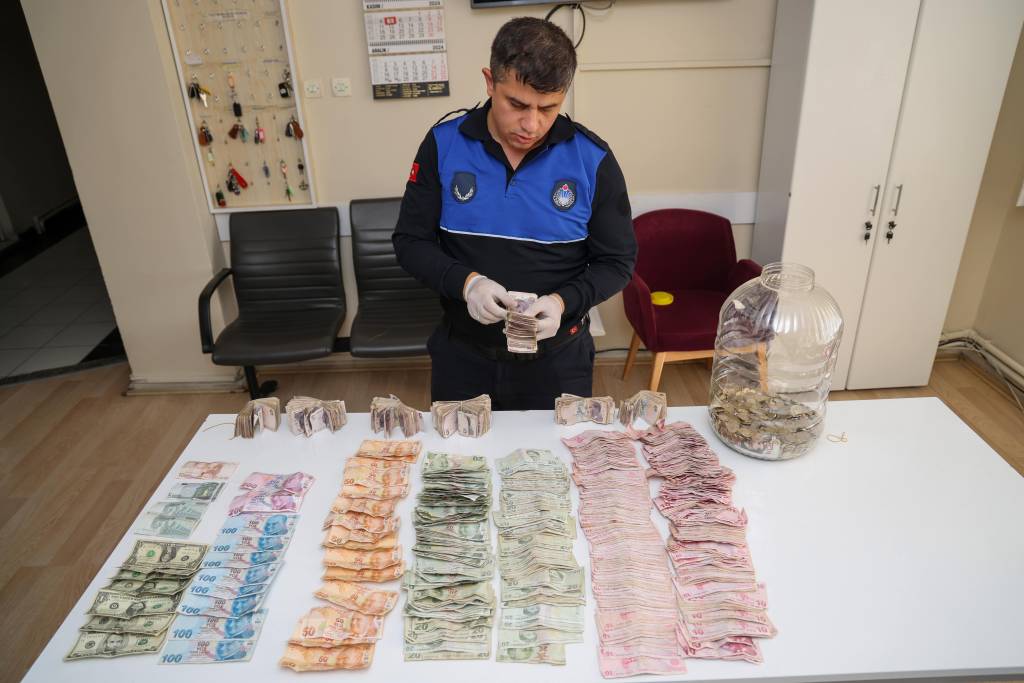 Gezgin dilenci, zabıtayı bile şaşırttı! 