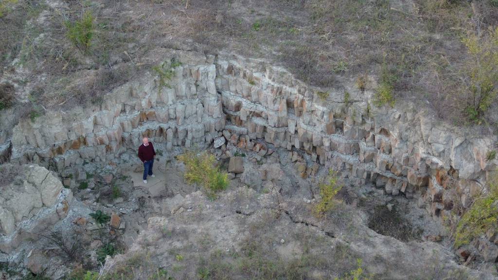 Burası Hatay! Depremin ikiye böldüğü tarladaki 4 metre derinliğe sahip devasa yarık görüntüsüyle ürkütüyor...